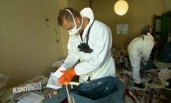 Ein Drehteam begleitete Akut SOS Clean bei der Räumung und Desinfektion einer Wohnung für Achtung Kontrolle!